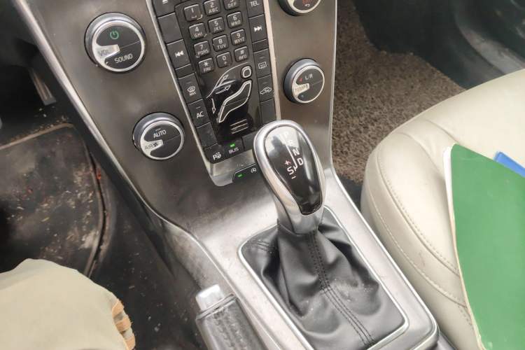 Used Volvo V40 2013 2.0T Zhiya Edition Gear Lever