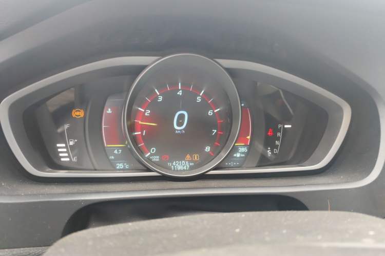 Used Volvo V40 2013 2.0T Zhiya Edition Odometer Close Up