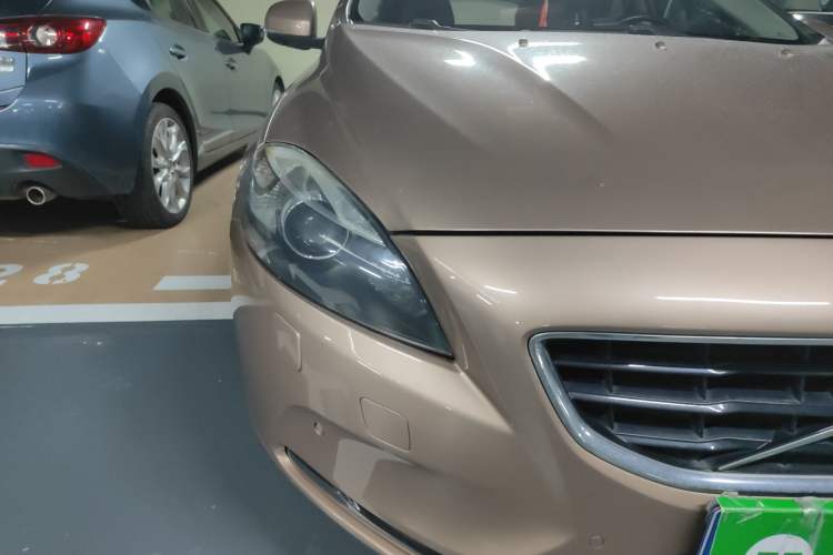 Used Volvo V40 2013 2.0T Zhiya Edition Right Front Headlight