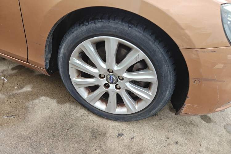 Used Volvo V40 2013 2.0T Zhiya Edition Right Front Wheel Hub