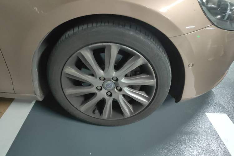 Used Volvo V40 2013 2.0T Zhiya Edition Right Front Wheel Hub