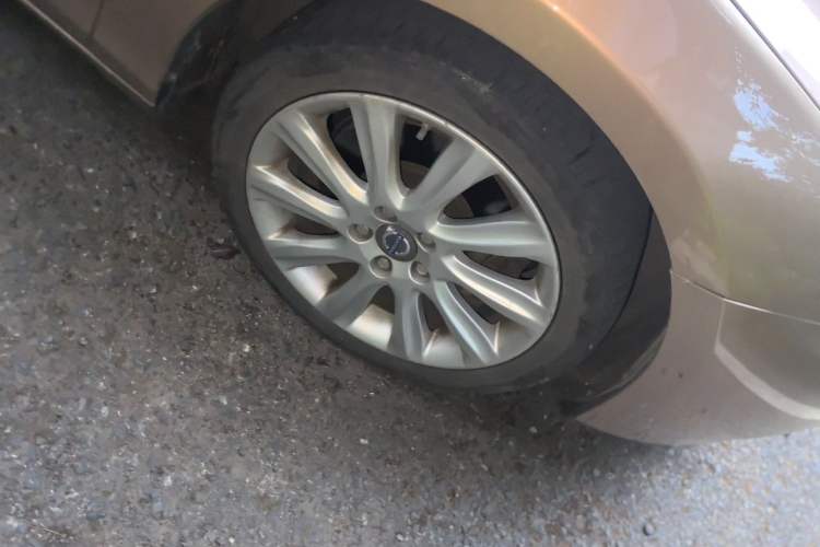 Used Volvo V40 2013 2.0T Zhiya Edition Right Front Wheel Hub