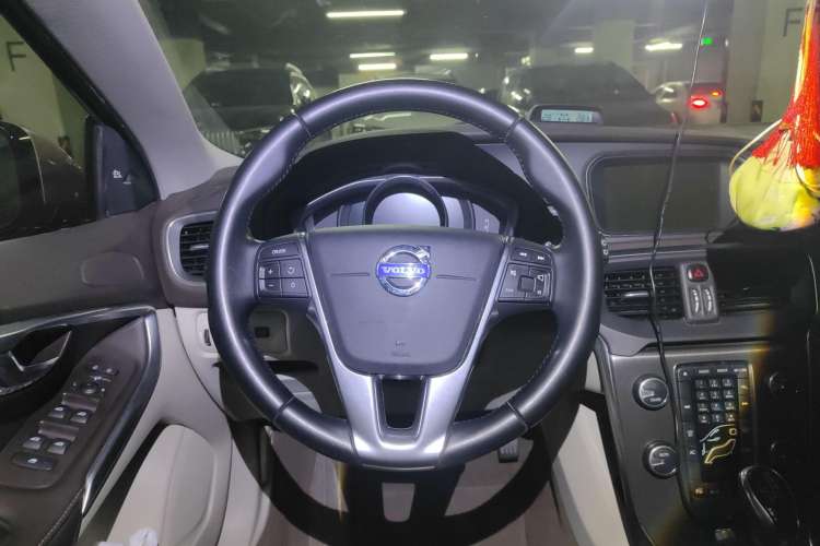 Used Volvo V40 2013 2.0T Zhiya Edition Steering Wheel