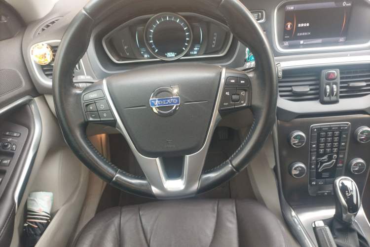 Used Volvo V40 2013 2.0T Zhiya Edition Steering Wheel