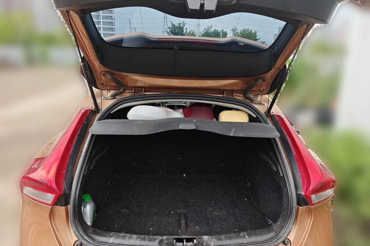 Used Volvo V40 2013 2.0T Zhiya Edition Trunk