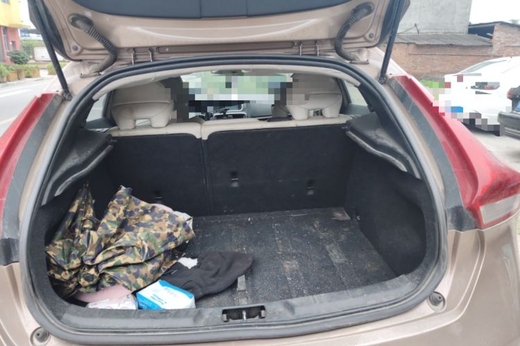 Used Volvo V40 2013 2.0T Zhiya Edition Trunk