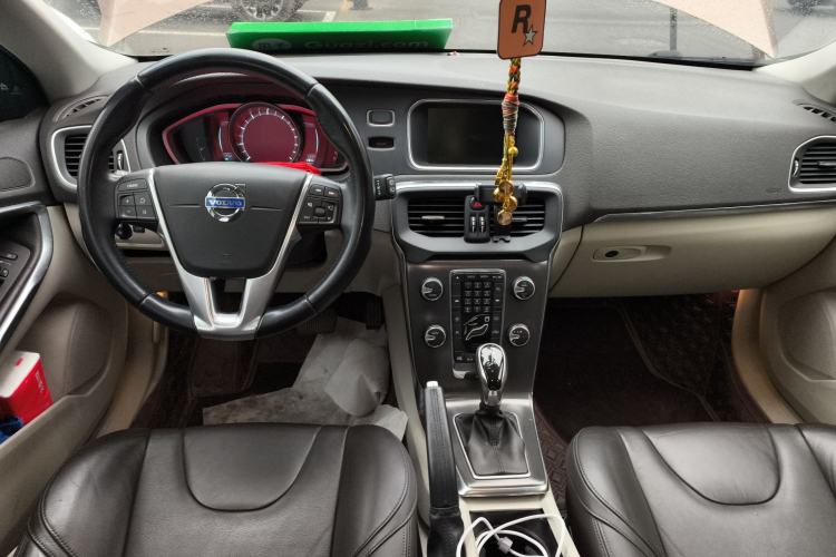 Used Volvo V40 2013 2.0T Zhiya Edition Center Console