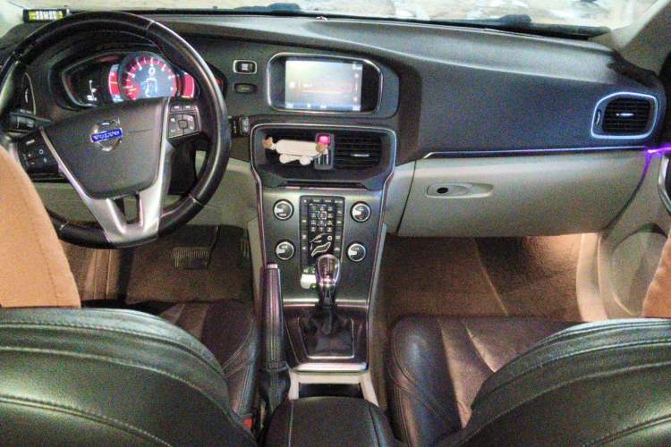 Used Volvo V40 2013 2.0T Zhiya Edition Center Console