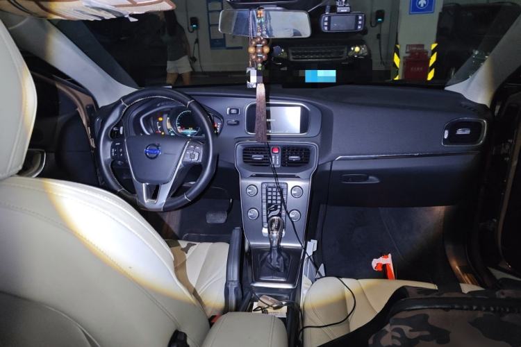 Used Volvo V40 2013 2.0T Zhiya Edition Center Console