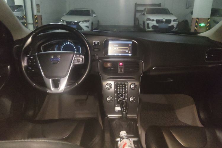 Used Volvo V40 2013 2.0T Zhiya Edition Center Console