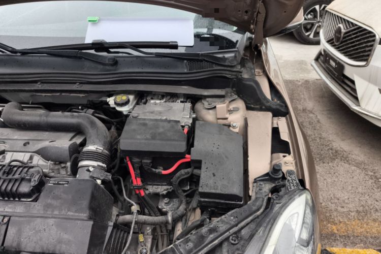 Used Volvo V40 2013 2.0T Zhiya Edition Engine Bay Left
