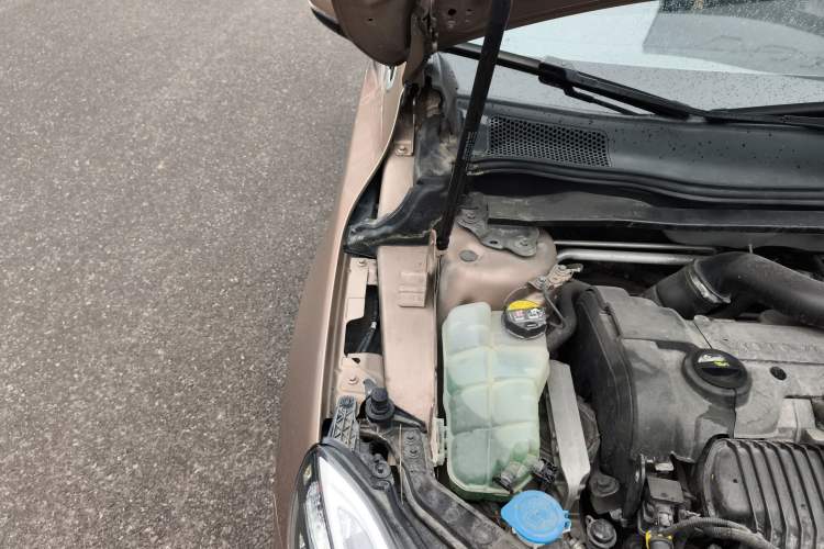 Used Volvo V40 2013 2.0T Zhiya Edition Engine Bay Right