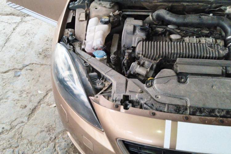 Used Volvo V40 2013 2.0T Zhiya Edition Engine Bay Right