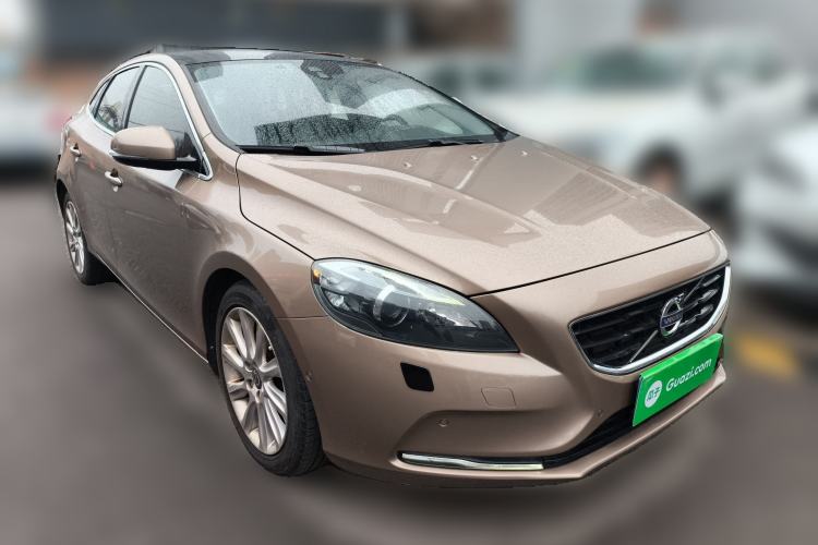Used Volvo V40 2013 2.0T Zhiya Edition Front Right 45 Deg