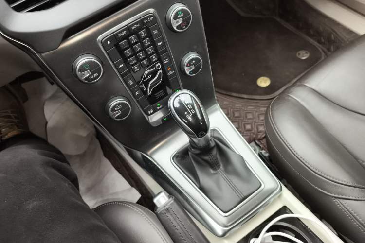 Used Volvo V40 2013 2.0T Zhiya Edition Gear Lever