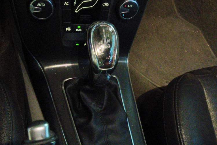 Used Volvo V40 2013 2.0T Zhiya Edition Gear Lever