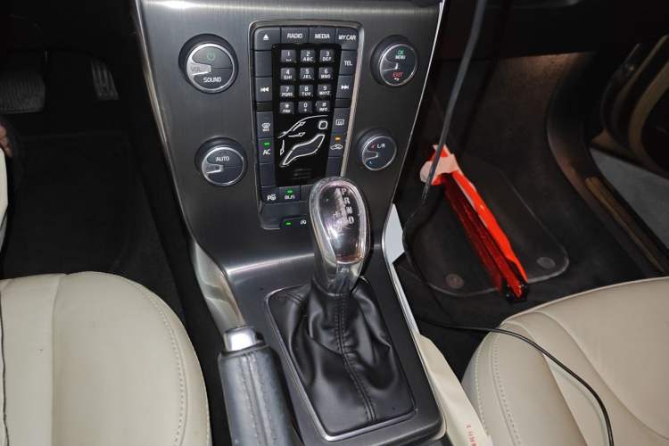 Used Volvo V40 2013 2.0T Zhiya Edition Gear Lever