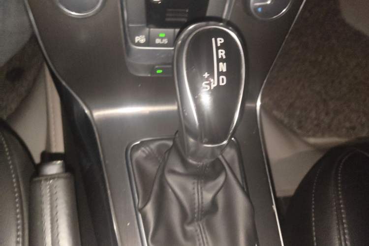 Used Volvo V40 2013 2.0T Zhiya Edition Gear Lever
