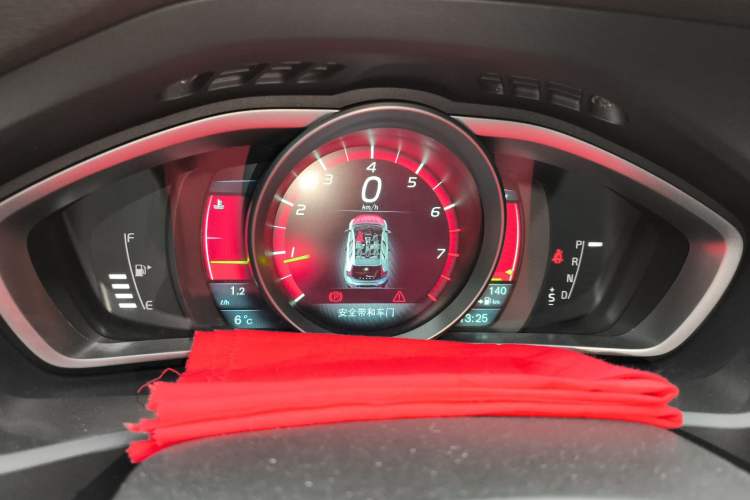 Used Volvo V40 2013 2.0T Zhiya Edition Instrument Cluster