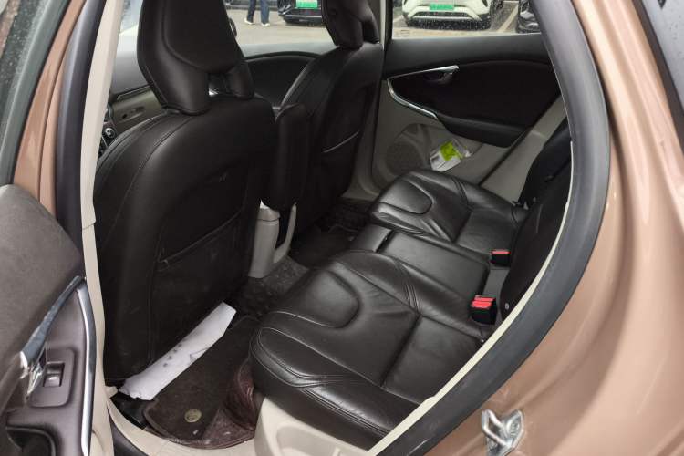 Used Volvo V40 2013 2.0T Zhiya Edition Left Rear Seat