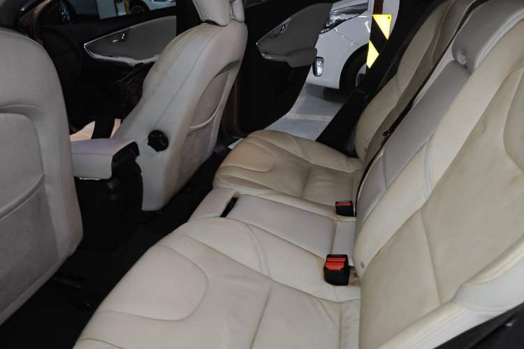 Used Volvo V40 2013 2.0T Zhiya Edition Left Rear Seat