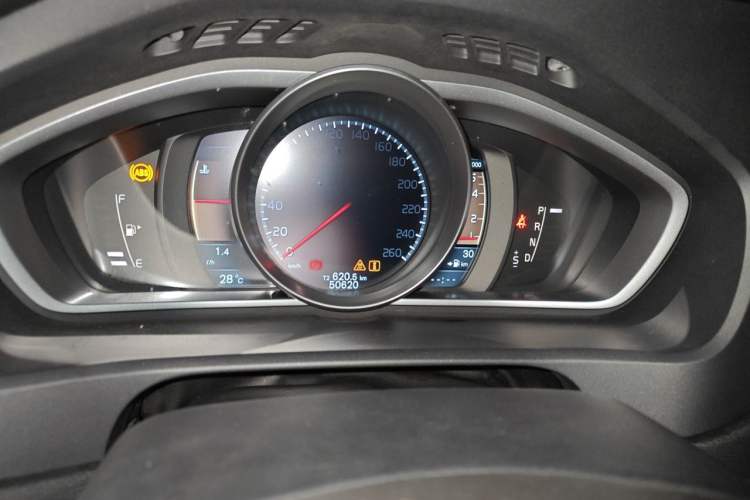 Used Volvo V40 2013 2.0T Zhiya Edition Odometer Close Up