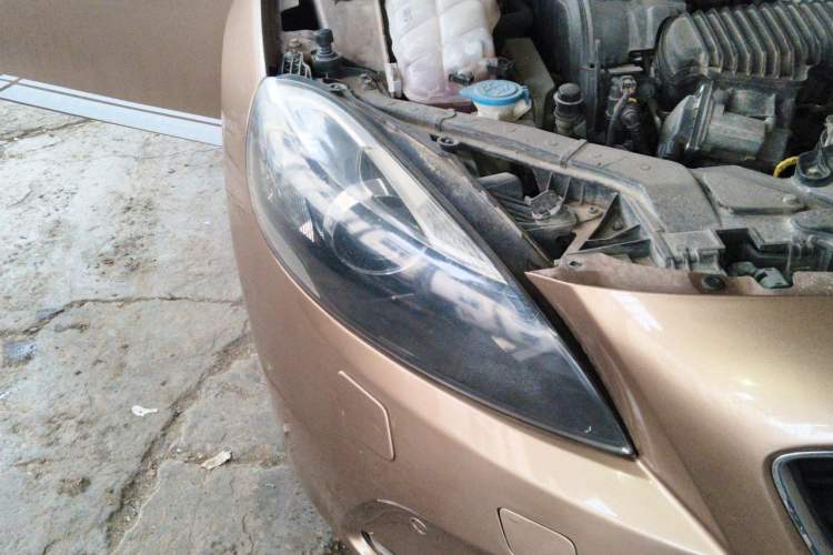 Used Volvo V40 2013 2.0T Zhiya Edition Right Front Headlight
