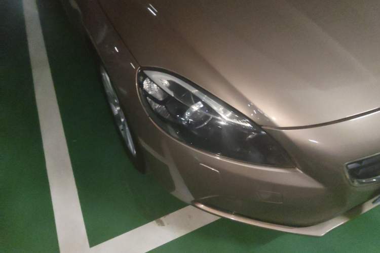 Used Volvo V40 2013 2.0T Zhiya Edition Right Front Headlight
