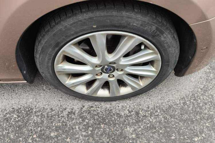 Used Volvo V40 2013 2.0T Zhiya Edition Right Front Wheel Hub