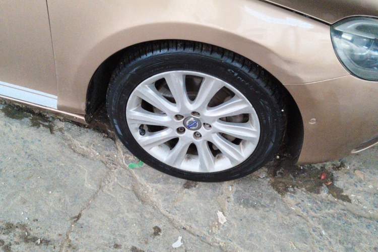 Used Volvo V40 2013 2.0T Zhiya Edition Right Front Wheel Hub