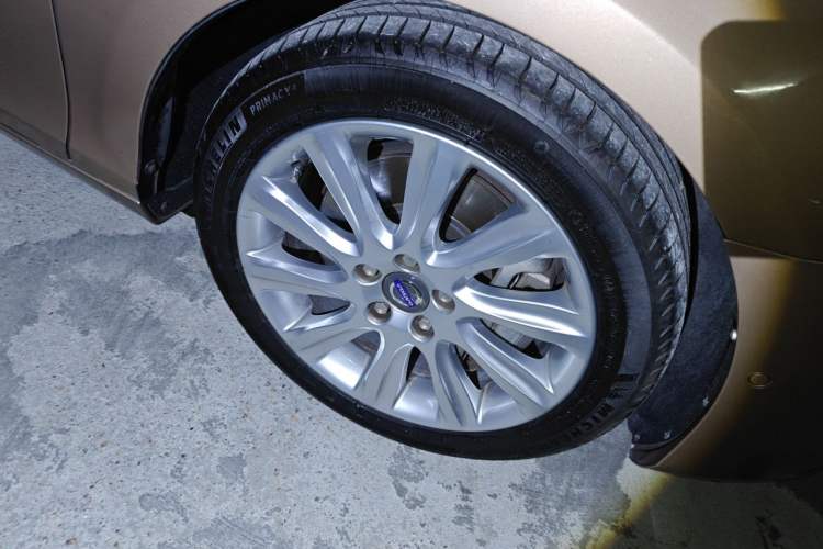 Used Volvo V40 2013 2.0T Zhiya Edition Right Front Wheel Hub