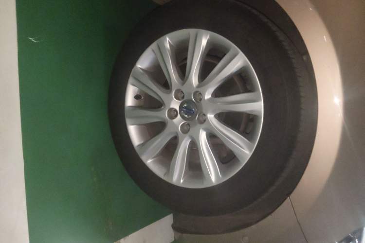 Used Volvo V40 2013 2.0T Zhiya Edition Right Front Wheel Hub
