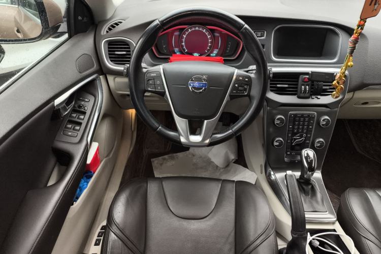 Used Volvo V40 2013 2.0T Zhiya Edition Steering Wheel