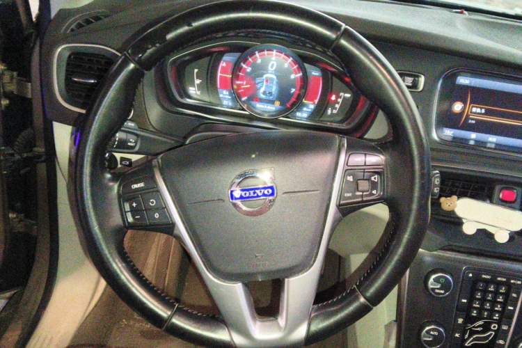 Used Volvo V40 2013 2.0T Zhiya Edition Steering Wheel
