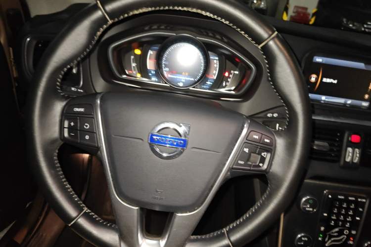 Used Volvo V40 2013 2.0T Zhiya Edition Steering Wheel