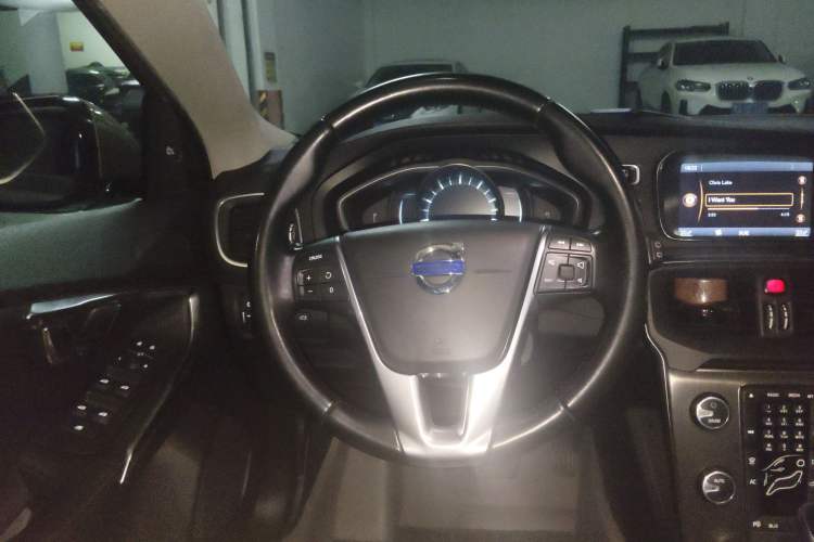 Used Volvo V40 2013 2.0T Zhiya Edition Steering Wheel
