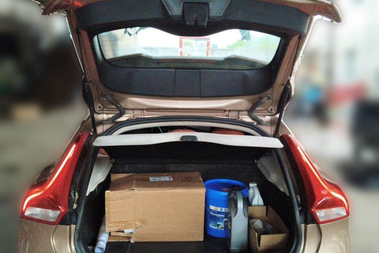 Used Volvo V40 2013 2.0T Zhiya Edition Trunk