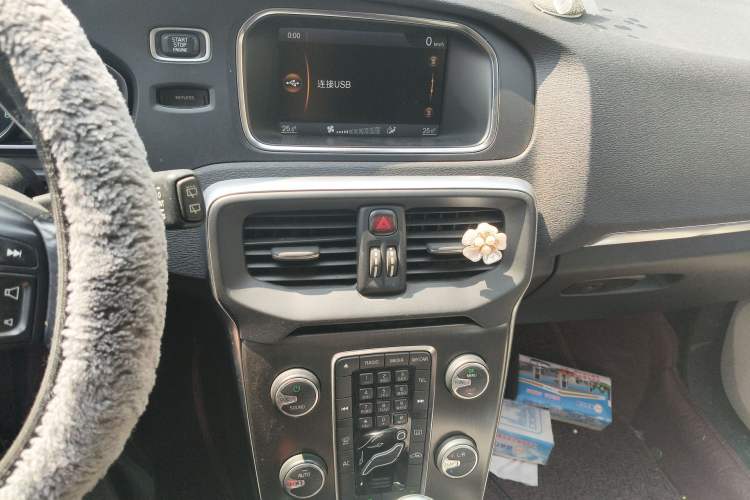 Used Volvo V40 2013 2.0T Zhiya Edition Audio And AC Panel