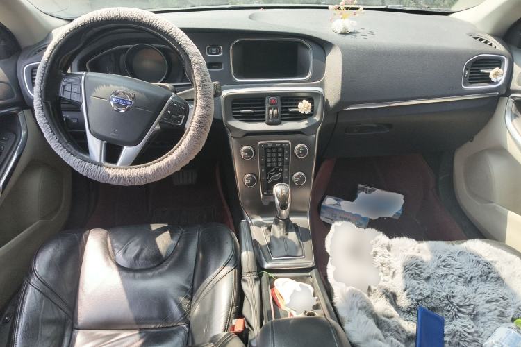 Used Volvo V40 2013 2.0T Zhiya Edition Center Console