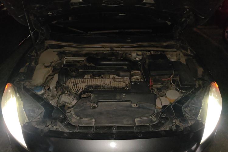 Used Volvo V40 2013 2.0T Zhiya Edition Engine Bay