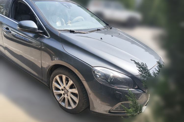 Used Volvo V40 2013 2.0T Zhiya Edition Front Right 45 Deg