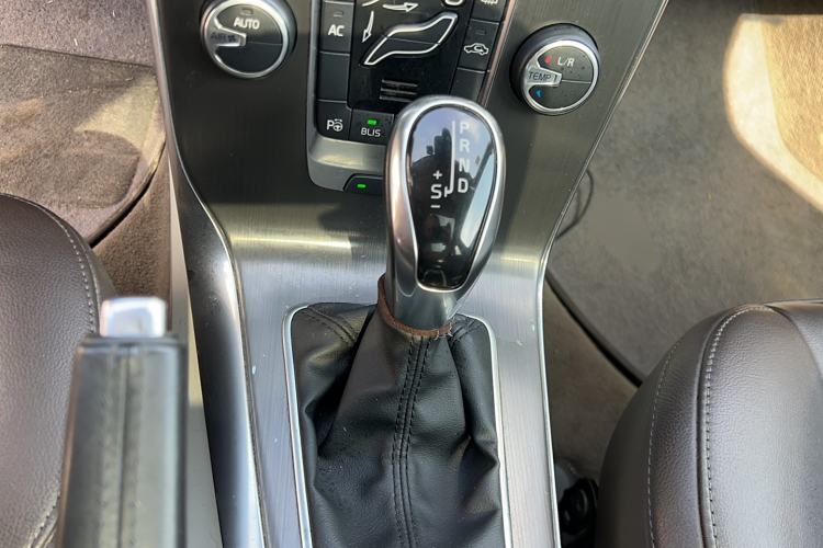 Used Volvo V40 2013 2.0T Zhiya Edition Gear Lever