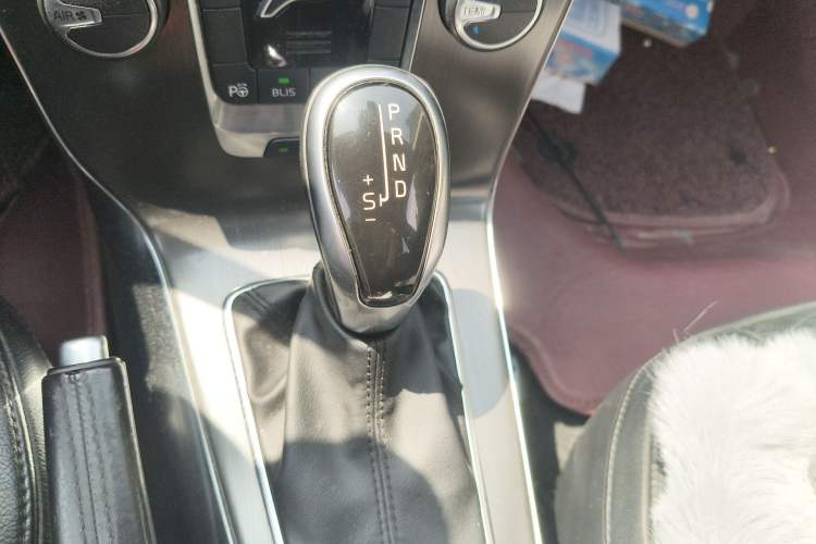 Used Volvo V40 2013 2.0T Zhiya Edition Gear Lever