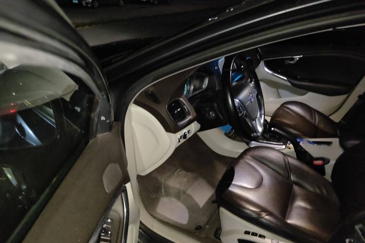Used Volvo V40 2013 2.0T Zhiya Edition Interior 3