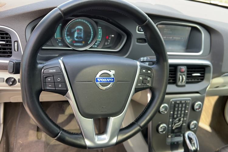 Used Volvo V40 2013 2.0T Zhiya Edition Steering Wheel