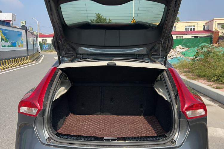 Used Volvo V40 2013 2.0T Zhiya Edition Trunk