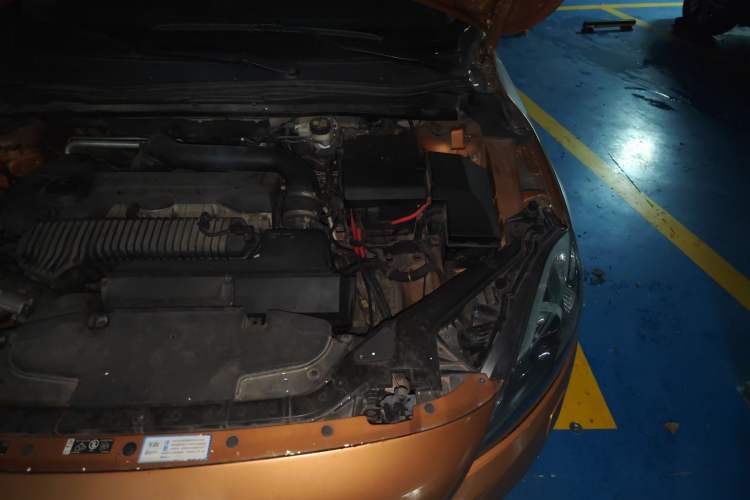 Used Volvo V40 2013 2.0T Zhiya Edition Engine Bay Left