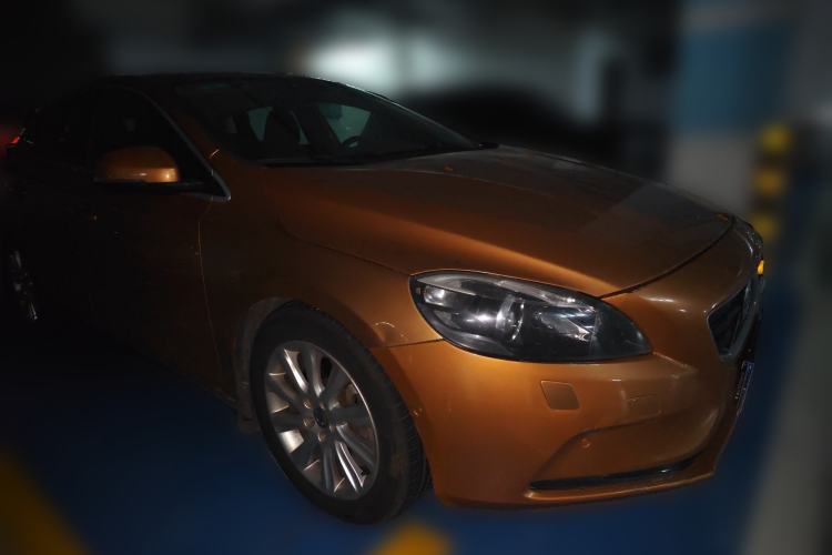 Used Volvo V40 2013 2.0T Zhiya Edition Front Right 45 Deg