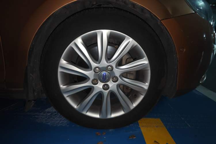 Used Volvo V40 2013 2.0T Zhiya Edition Right Front Wheel Hub