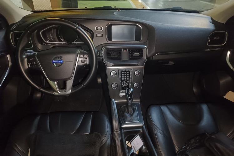 Used Volvo V40 2013 2.0T Zhiya Edition Center Console